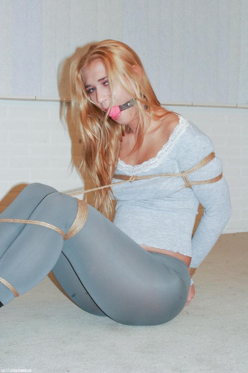 20P Rubia en medias calientes linda ray tratando de liberarse de una mordaza y cuerdas