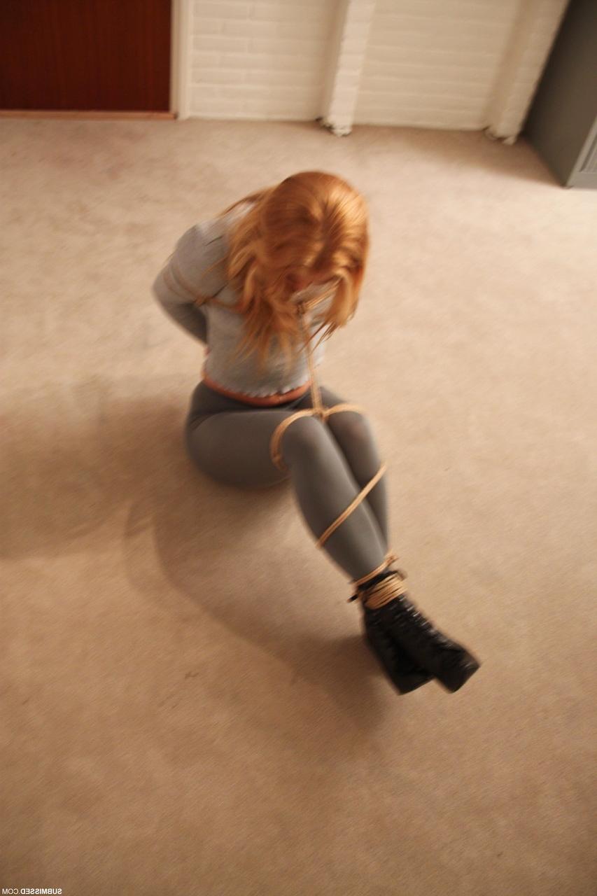 20P Rubia en medias calientes linda ray tratando de liberarse de una mordaza y cuerdas