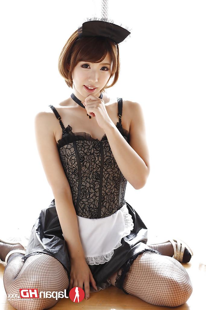 16P La petite asiatique Seira Matsuoka enlève son uniforme de femme de chambre pour poser nue.