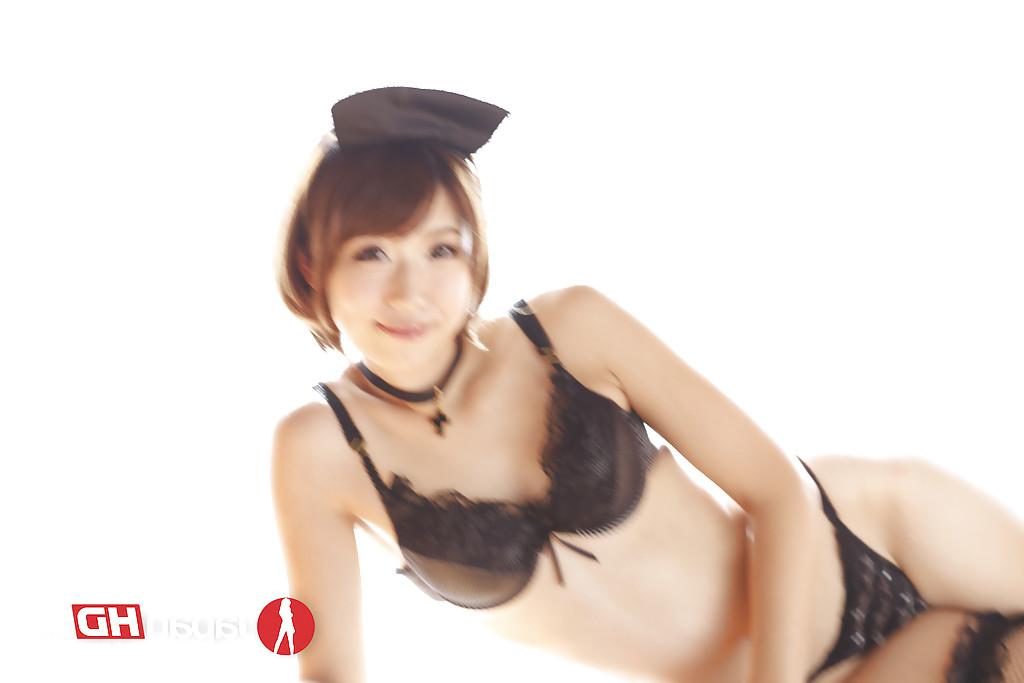 16P La petite asiatique Seira Matsuoka enlève son uniforme de femme de chambre pour poser nue.