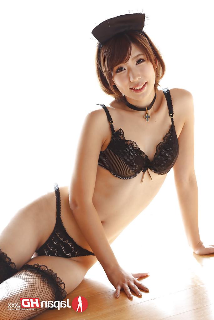 16P La petite asiatique Seira Matsuoka enlève son uniforme de femme de chambre pour poser nue.