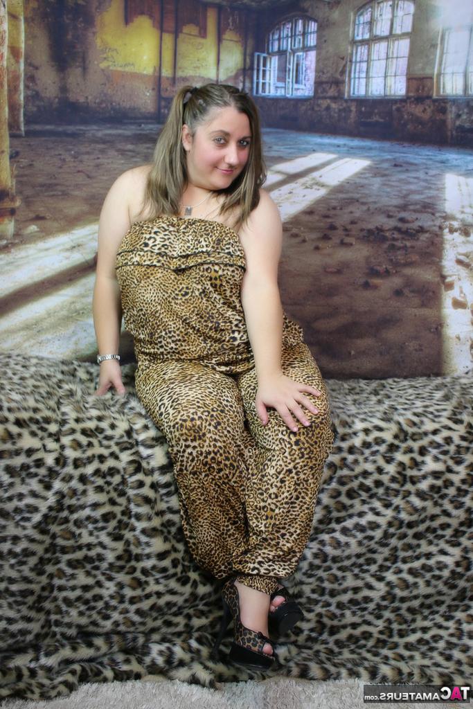 20P A rechonchuda amadora Kimberly Scott descobre seus seios naturais enquanto usa tranças