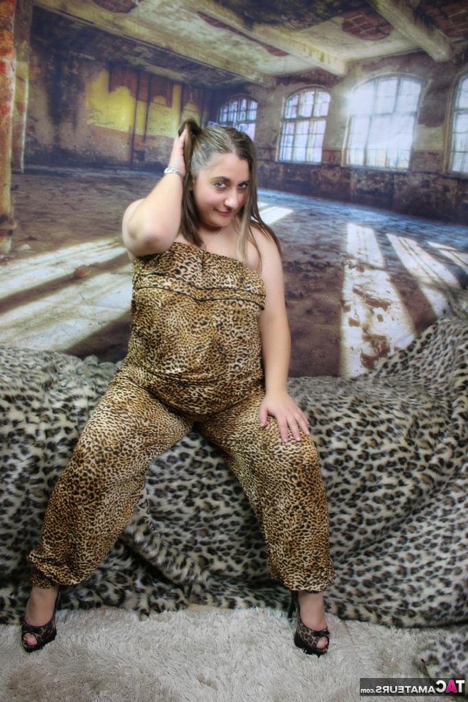 20P A rechonchuda amadora Kimberly Scott descobre seus seios naturais enquanto usa tranças