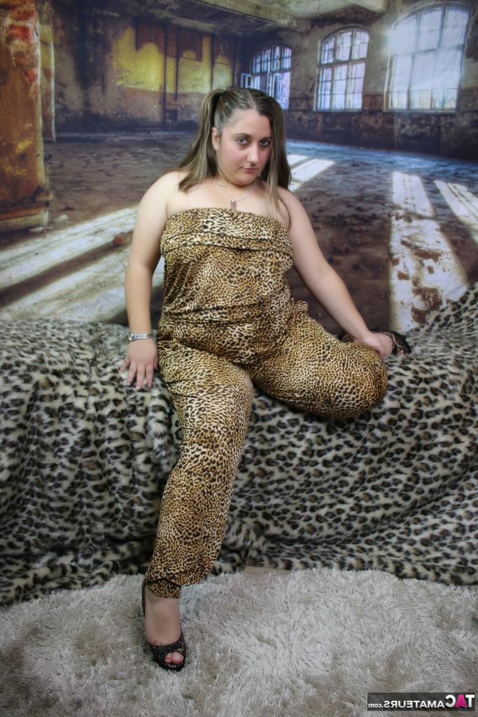 20P A rechonchuda amadora Kimberly Scott descobre seus seios naturais enquanto usa tranças