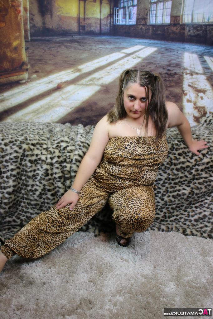 20P A rechonchuda amadora Kimberly Scott descobre seus seios naturais enquanto usa tranças