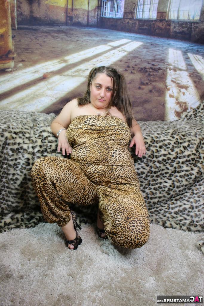 20P A rechonchuda amadora Kimberly Scott descobre seus seios naturais enquanto usa tranças