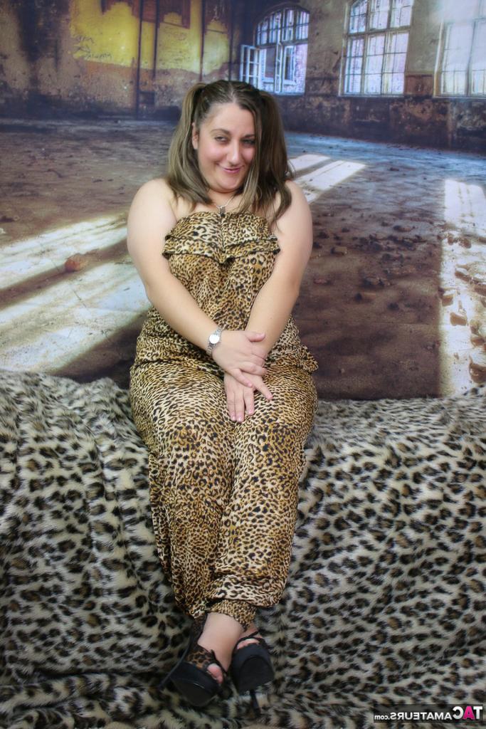 20P A rechonchuda amadora Kimberly Scott descobre seus seios naturais enquanto usa tranças