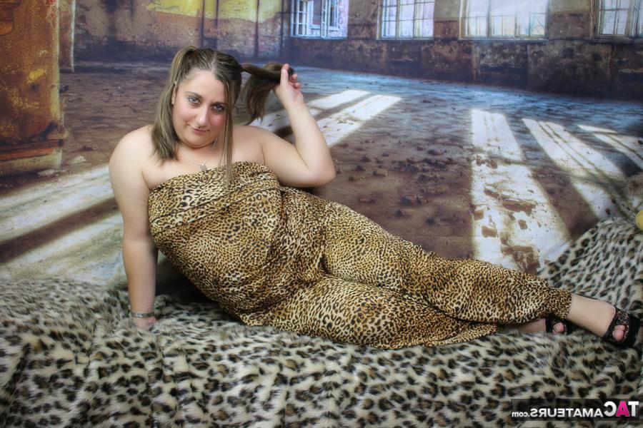 20P A rechonchuda amadora Kimberly Scott descobre seus seios naturais enquanto usa tranças