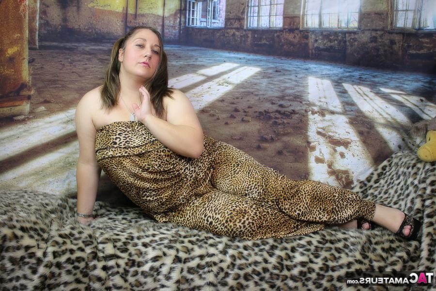20P A rechonchuda amadora Kimberly Scott descobre seus seios naturais enquanto usa tranças