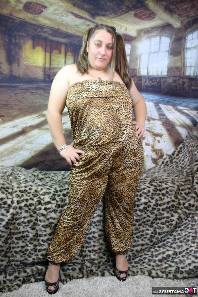 20P A rechonchuda amadora Kimberly Scott descobre seus seios naturais enquanto usa tranças