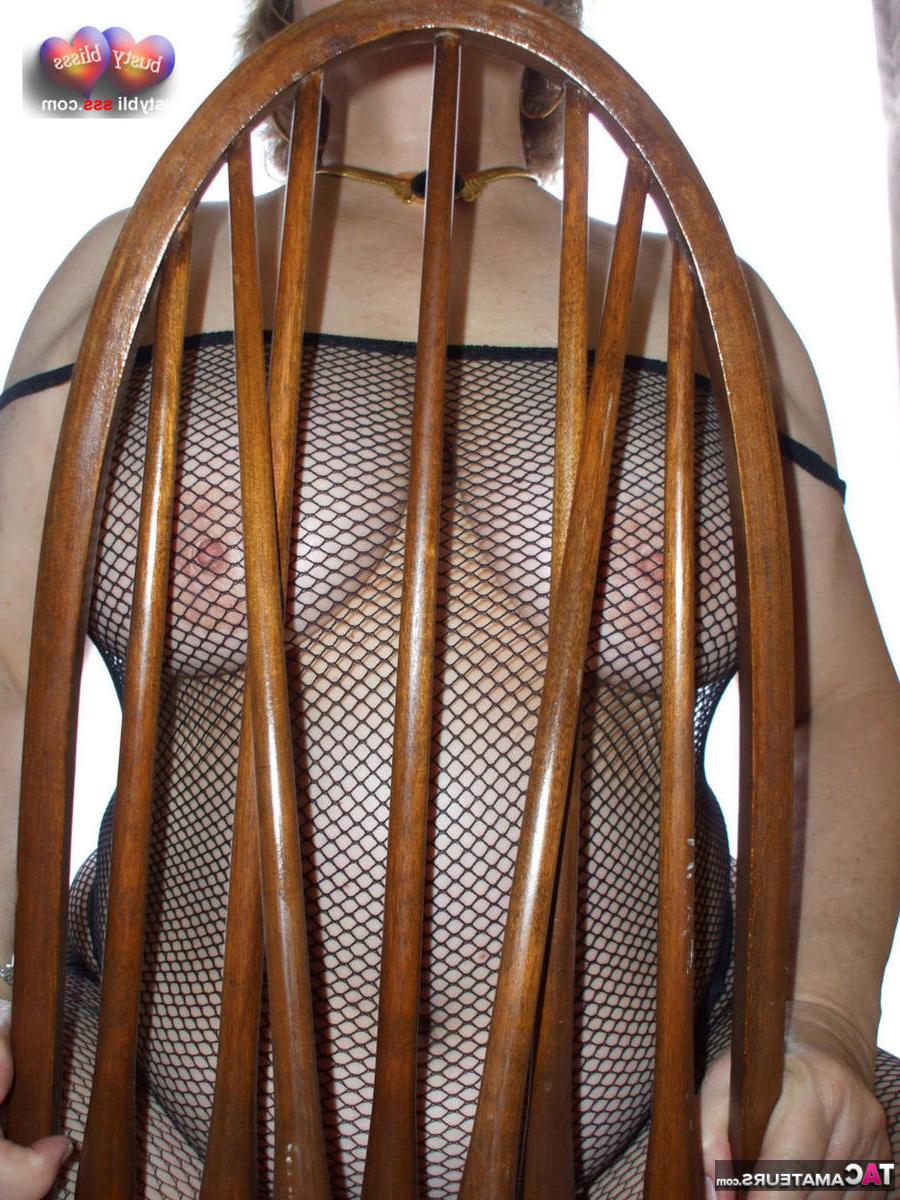 16P Busty Bliss, une dame âgée et potelée, porte des lunettes de sport tout en portant un body en maille.
