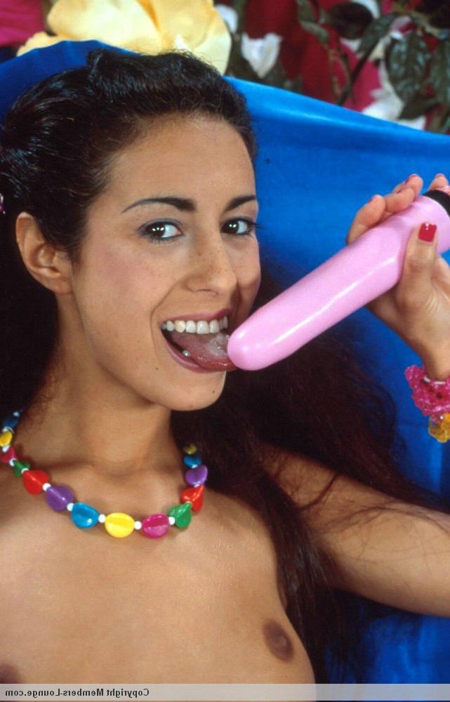 17P Magra indiana MILF descobre seus seios antes de chupar um vibrador