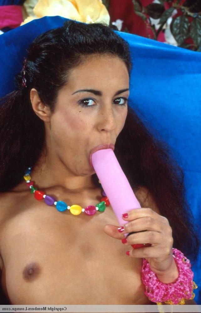 17P Magra indiana MILF descobre seus seios antes de chupar um vibrador
