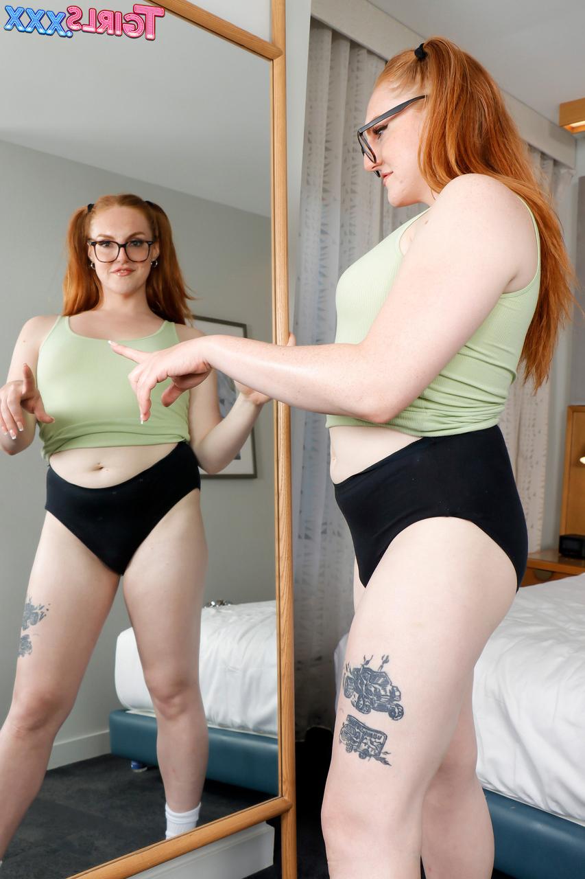 16P Die rothaarige Shemale mit Brille Ginger stellt ihren großen Arsch zur Schau und spielt mit ihrer Rute