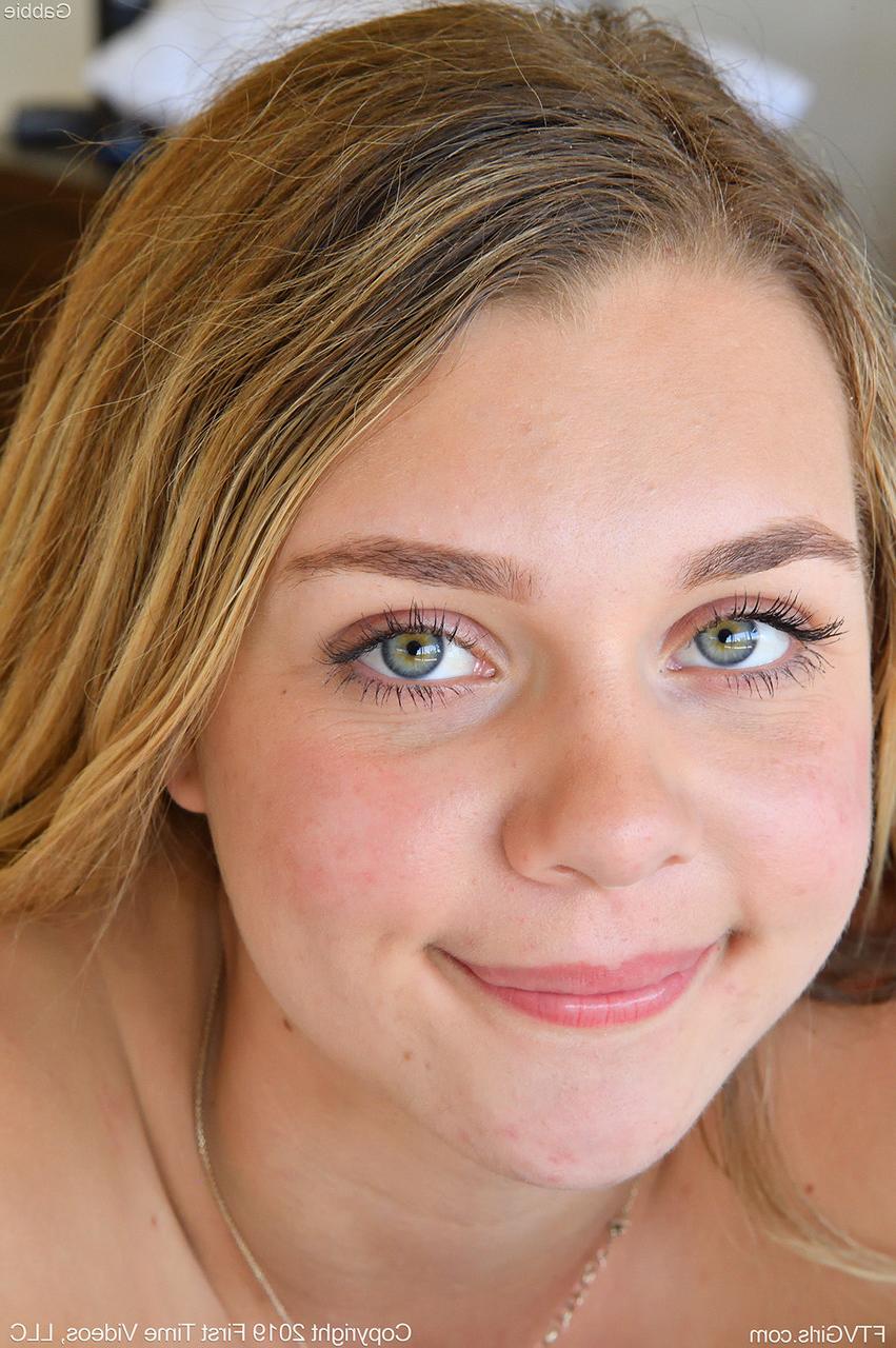 20P Die vollbusige Amateur-Teenagerin Gabbie Carter fingert und spielt mit ihrer unschuldigen Muschi