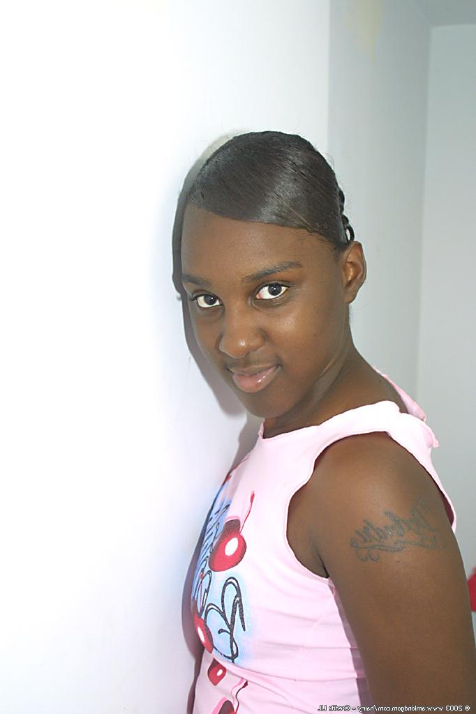 20P A linda gata negra Peaches espalha sua convidativa buceta peluda de perto