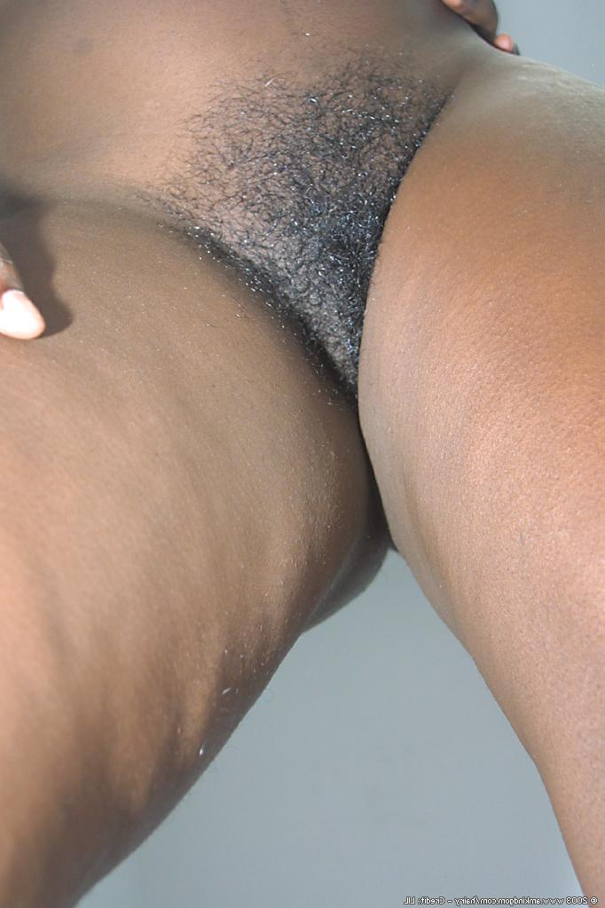 20P A linda gata negra Peaches espalha sua convidativa buceta peluda de perto