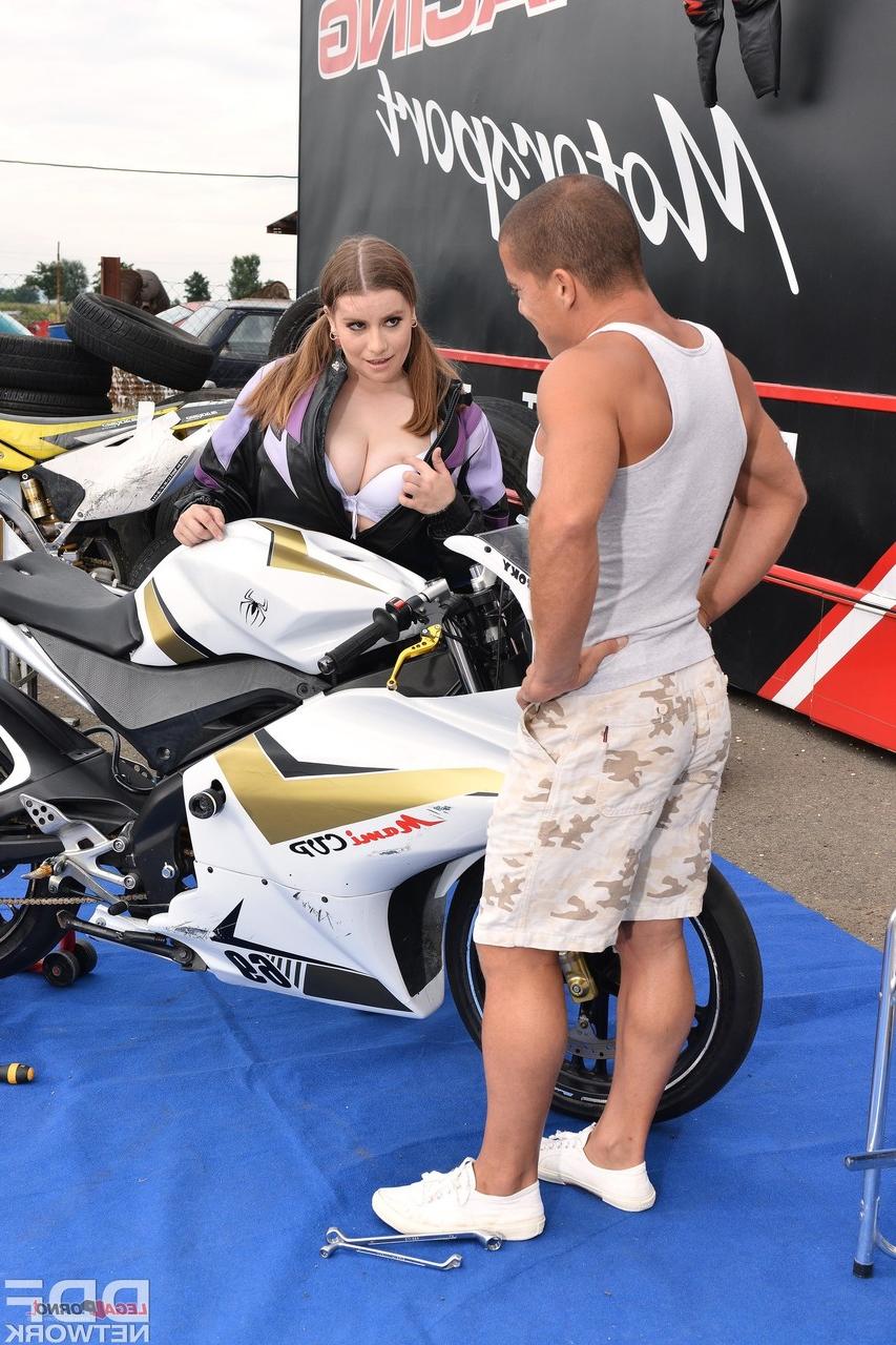 20P La salope Alice Wayne se doigte la chatte tout en ayant des relations sexuelles anales avec un motard.