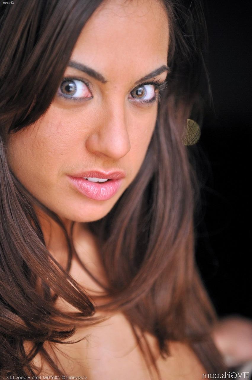 20P La encantadora nena con labios sexys shana posa con sus atuendos atractivos y juega ella misma
