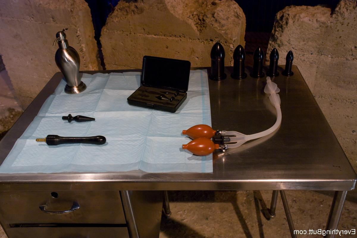 20P A jovem e fofa Chamille se masturbando com um vibrador enquanto faz um enema