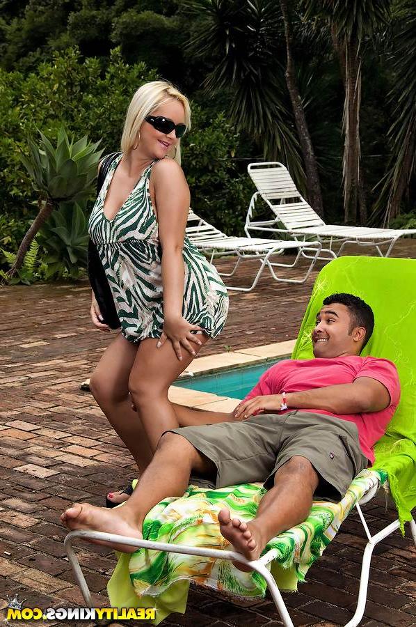 16P Horny latina babe Cinthia Santos gets her ass fucked hardcore outdoor