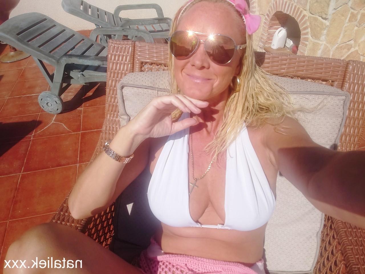 15P A esposa espanhola Natalie K mostra seus peitos grandes e se masturba em público