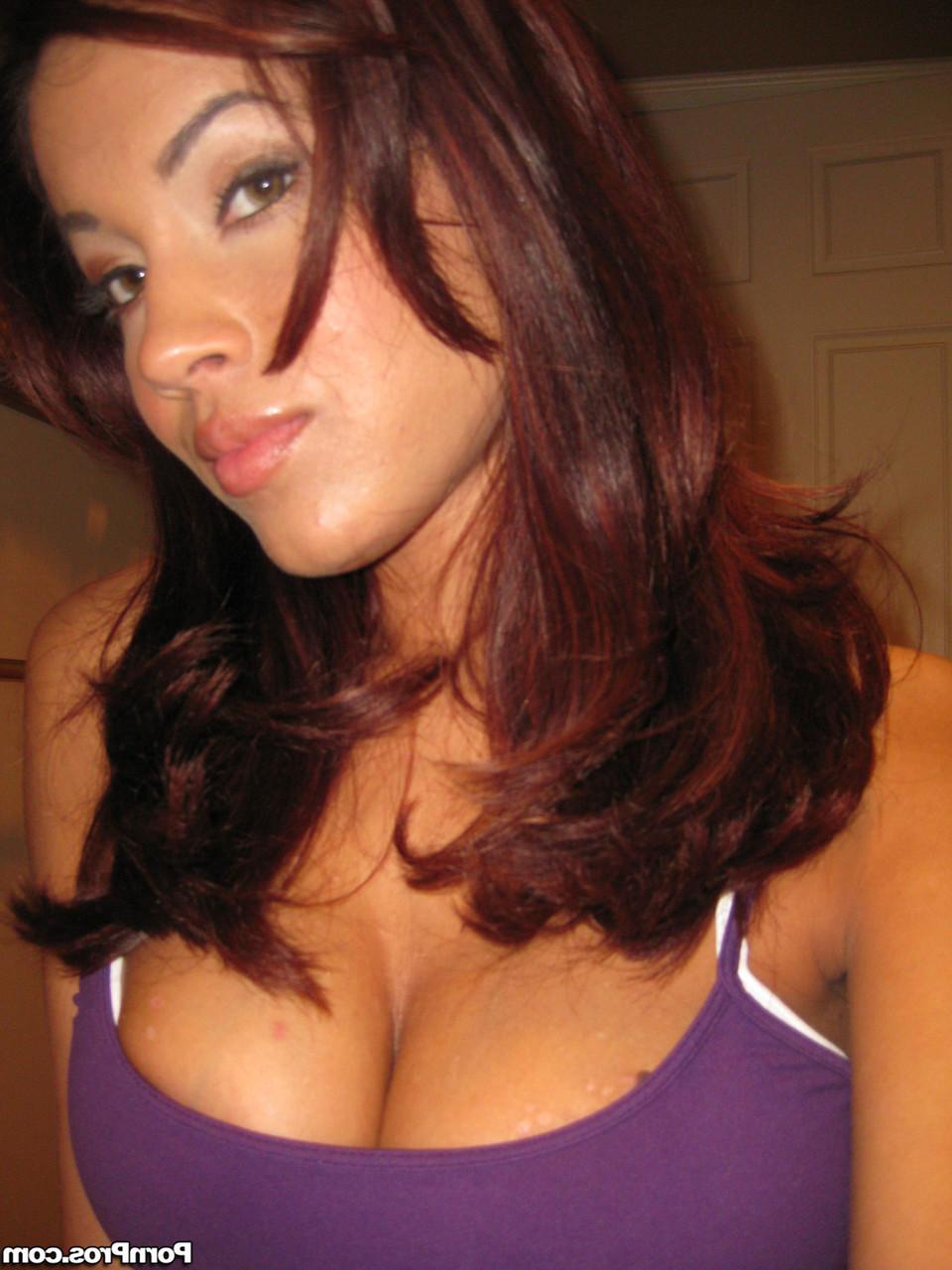 18P La morena americana Isis Taylor lame a su novio y se desnuda