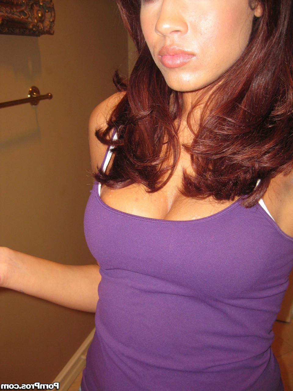 18P La morena americana Isis Taylor lame a su novio y se desnuda