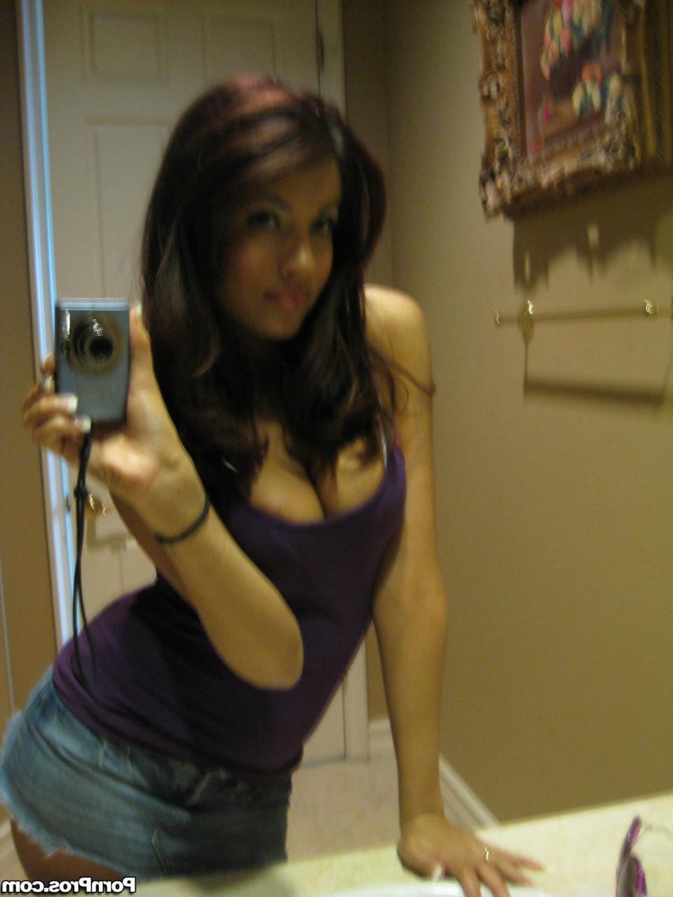 18P La morena americana Isis Taylor lame a su novio y se desnuda