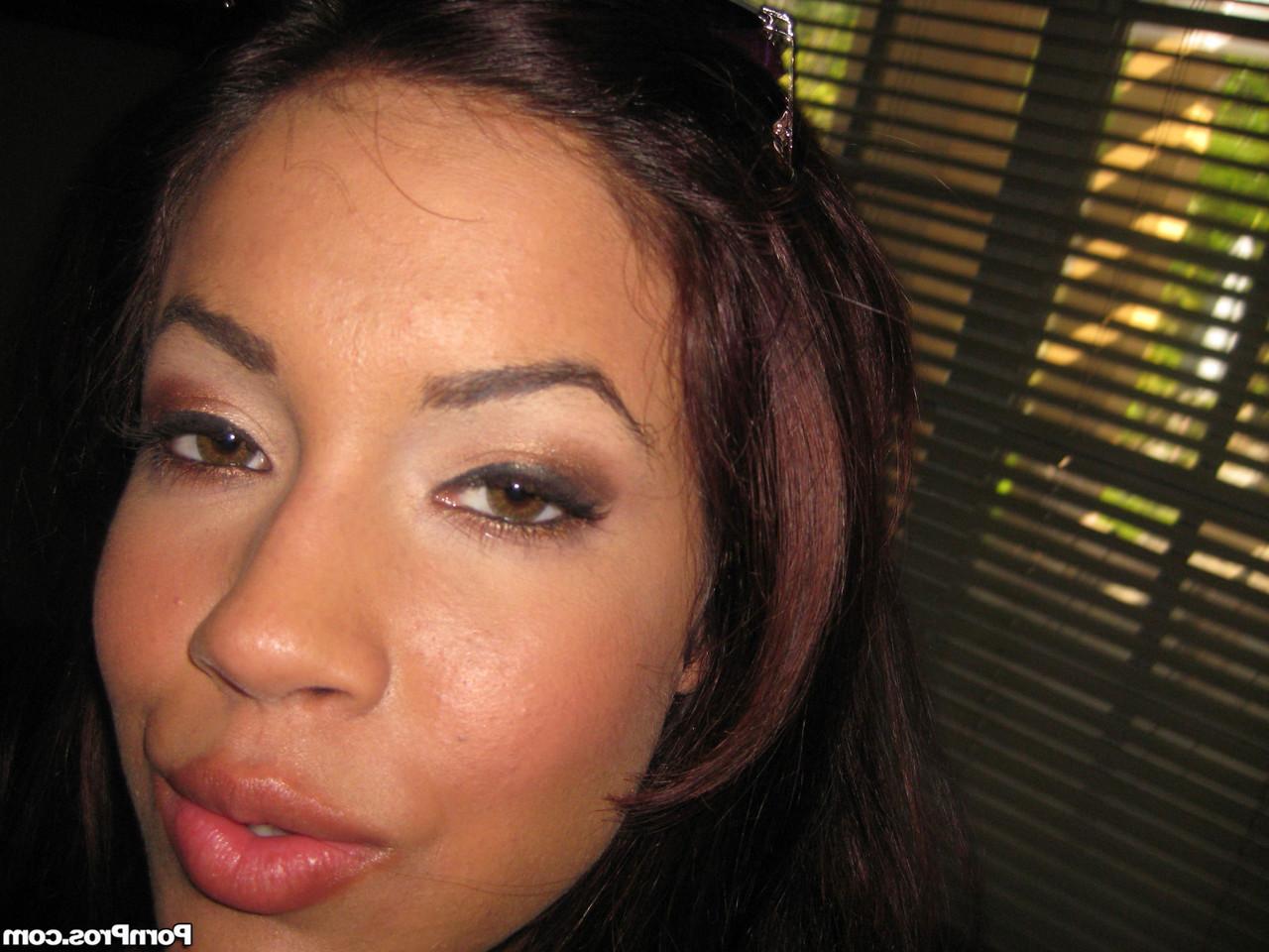18P La morena americana Isis Taylor lame a su novio y se desnuda