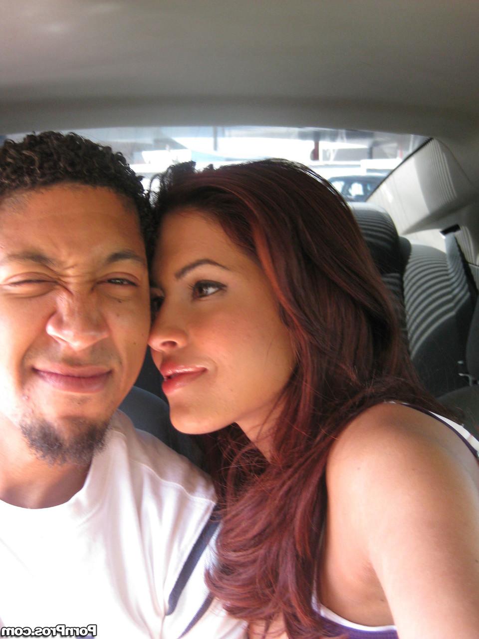 18P La morena americana Isis Taylor lame a su novio y se desnuda