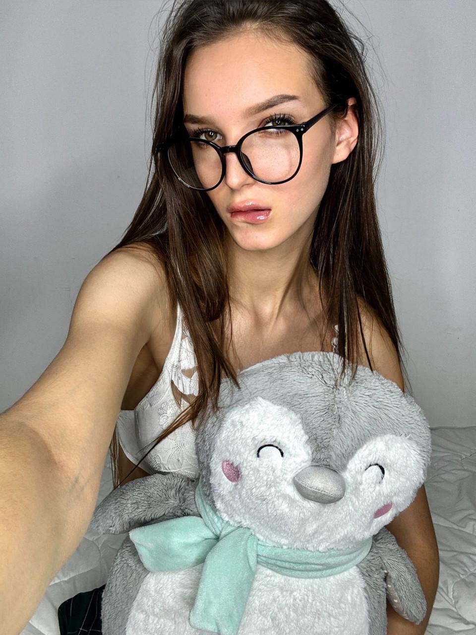 10P Hermosa chica con gafas se burla de su hermoso botín redondo en su cama
