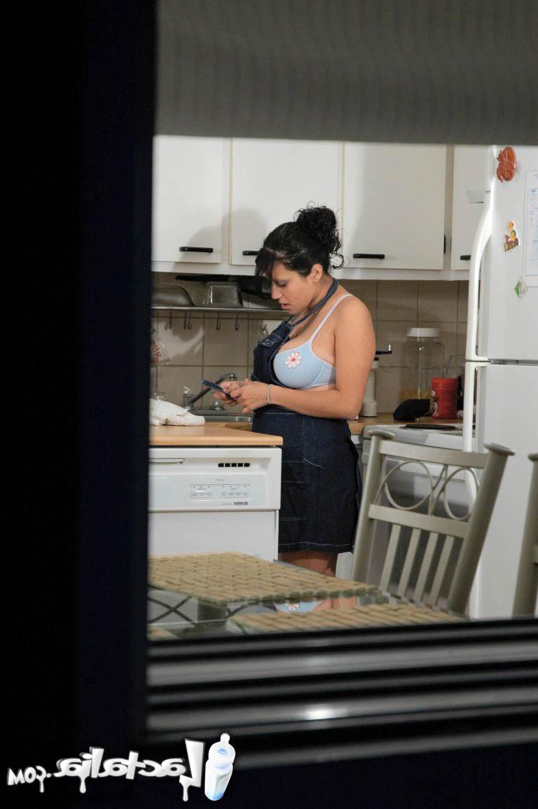 15P Une latina enceinte se masturbe sur un lave-vaisselle portable