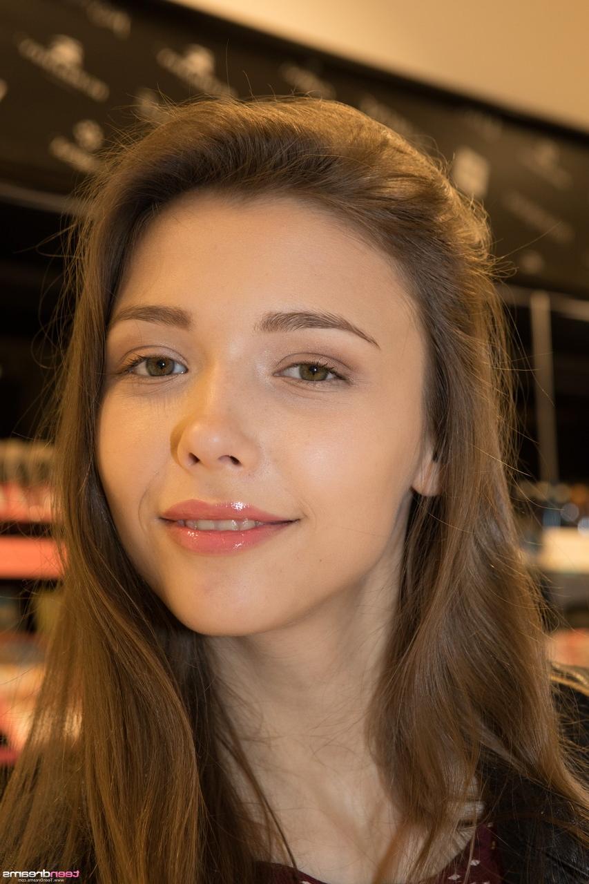 20P La jeune coquine Mila Azul montre ses beaux seins et sa chatte rasée en extérieur.