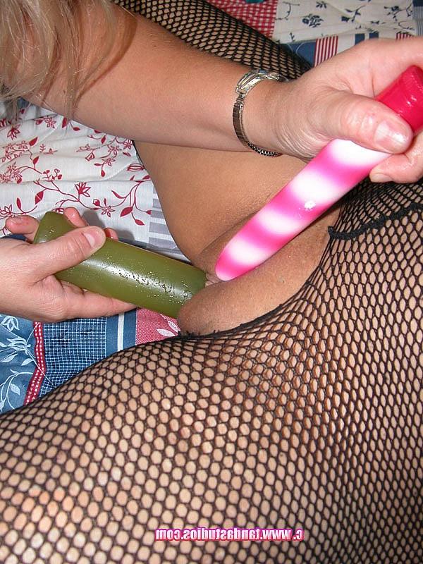 20P Lésbicas Liisa e Vixen tiram a roupa antes de comer e brincar com as bucetas uma da outra