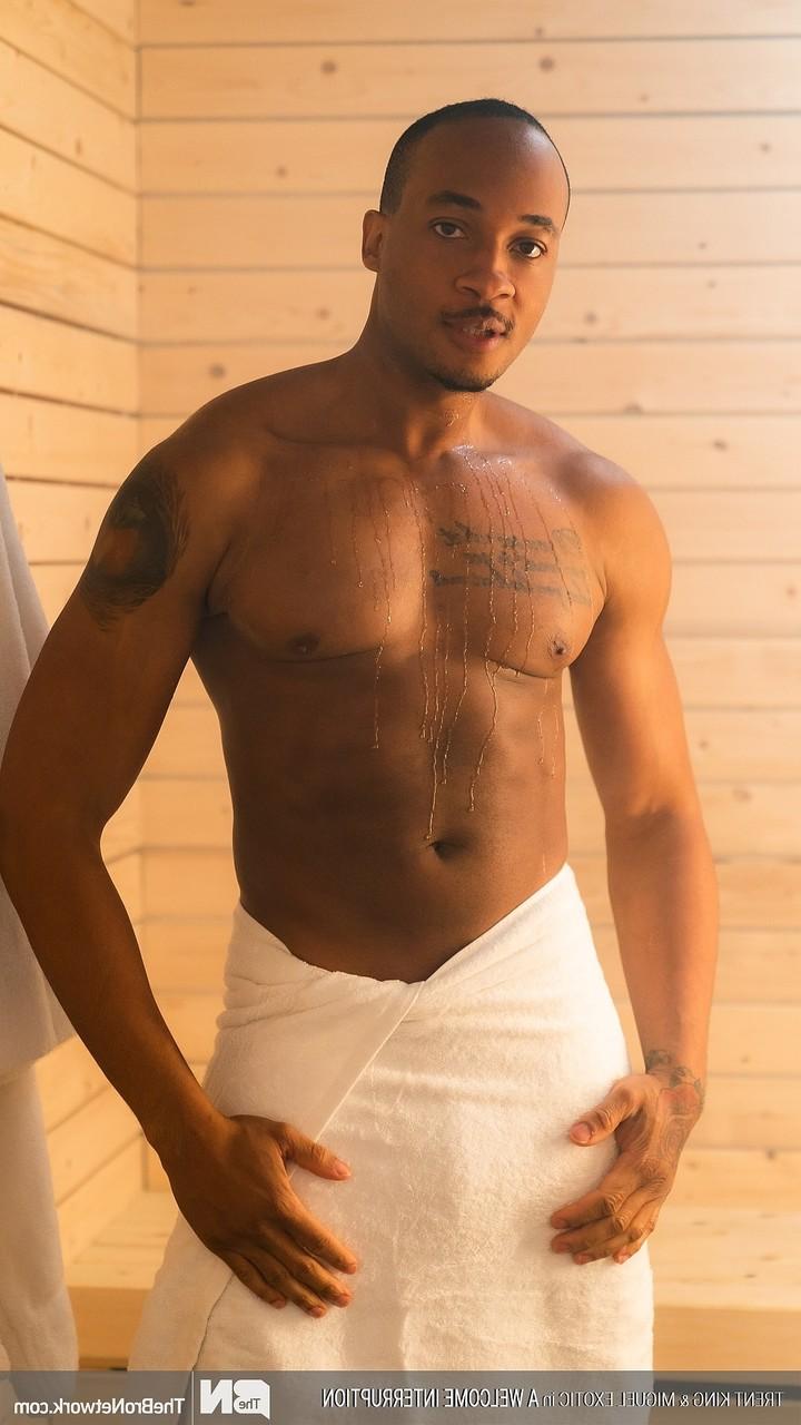 20P Die heißen, muskulösen schwulen Bodybuilder Miguel Exotic und Trent King bumsen in einer heißen Sauna