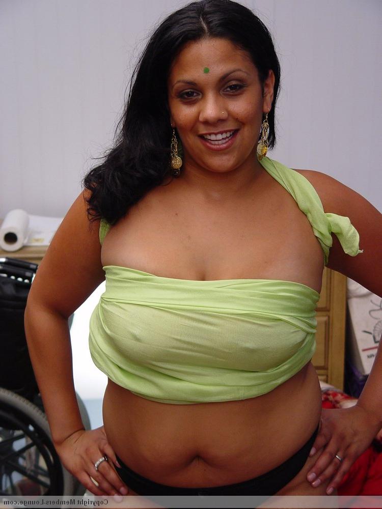 20P India BBW tiene sexo con dos hombres al mismo tiempo en un sofá