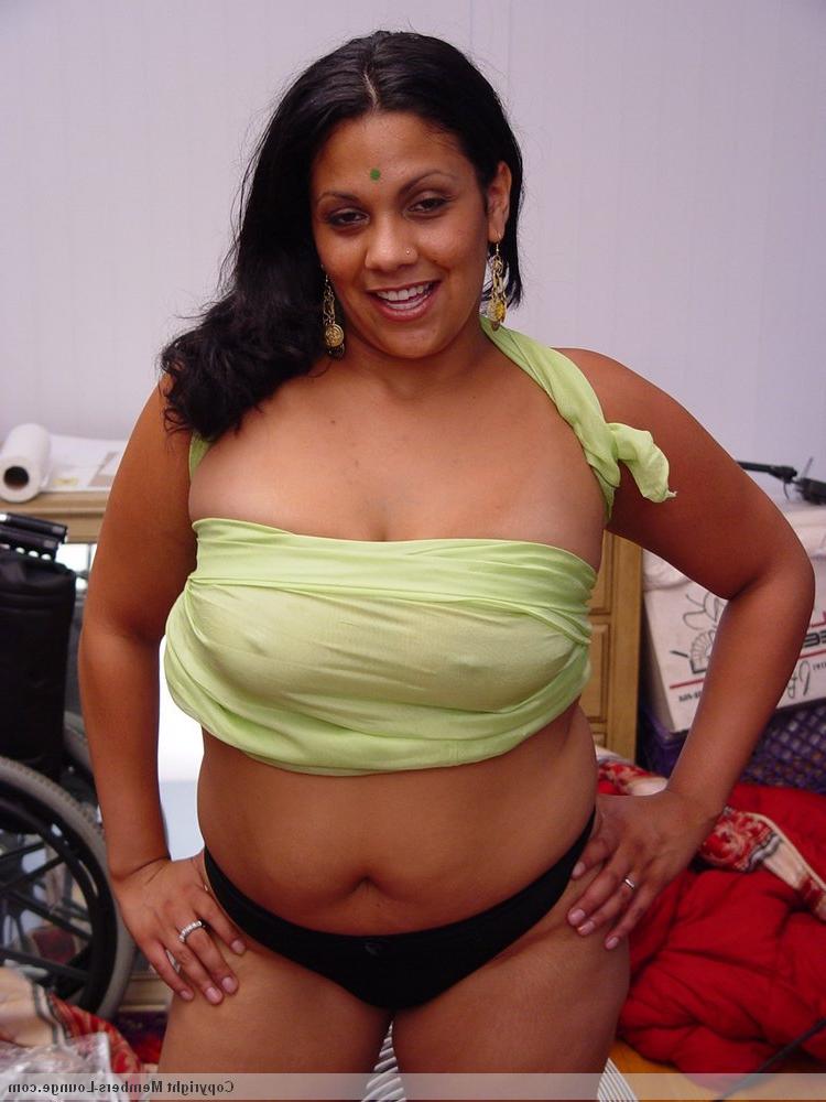 20P India BBW tiene sexo con dos hombres al mismo tiempo en un sofá