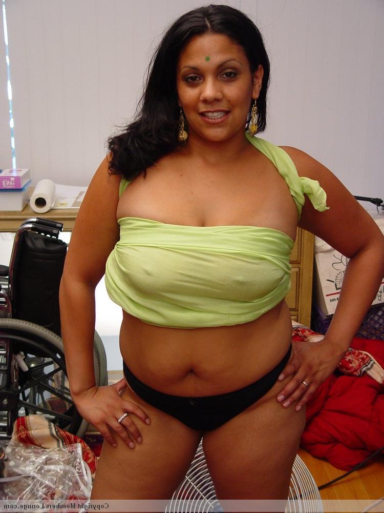 20P India BBW tiene sexo con dos hombres al mismo tiempo en un sofá