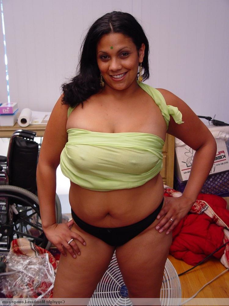 20P India BBW tiene sexo con dos hombres al mismo tiempo en un sofá