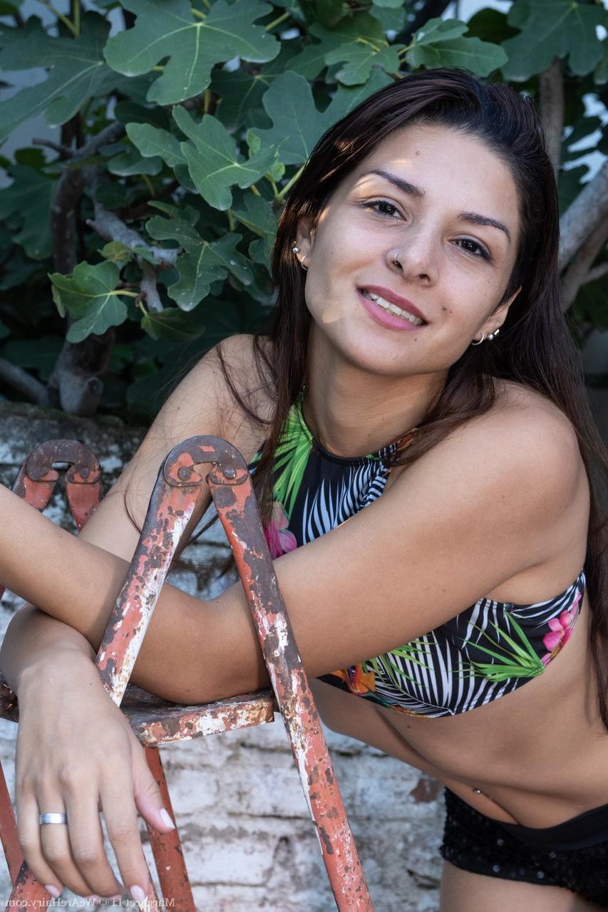 20P A amadora sexy Margaret Li fica totalmente nua e espalha sua buceta peluda ao ar livre