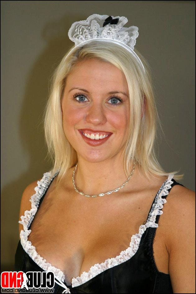 12P Britney, une femme de ménage blonde aux yeux bleus, expose ses sous-vêtements en coton au travail.