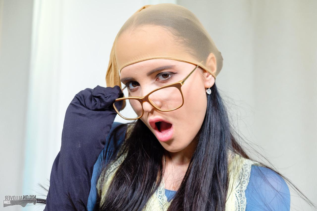 16P La geek Jennifer Méndez cubre a su elfo de pies a cabeza con pantimedias