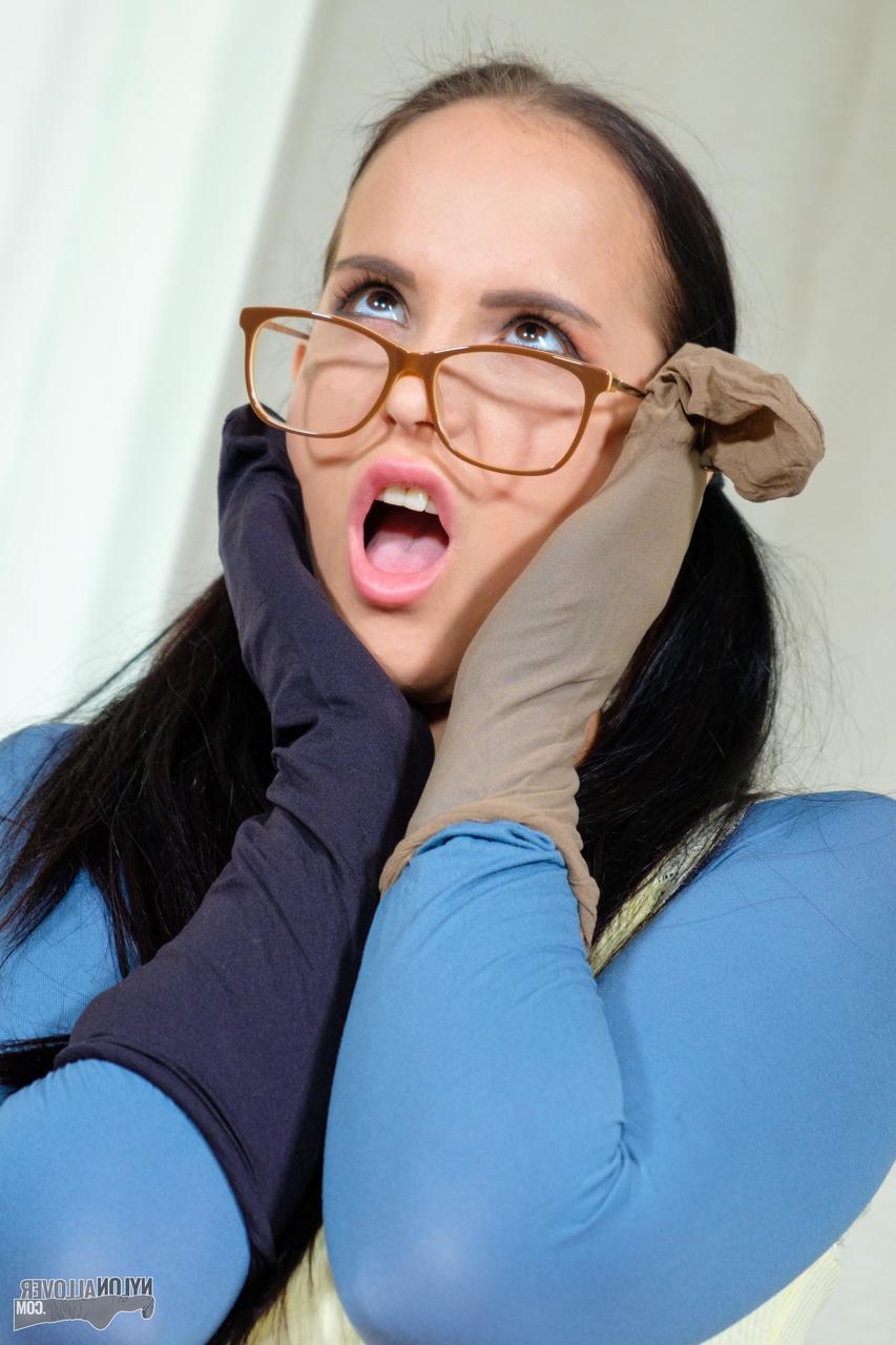 16P La geek Jennifer Méndez cubre a su elfo de pies a cabeza con pantimedias