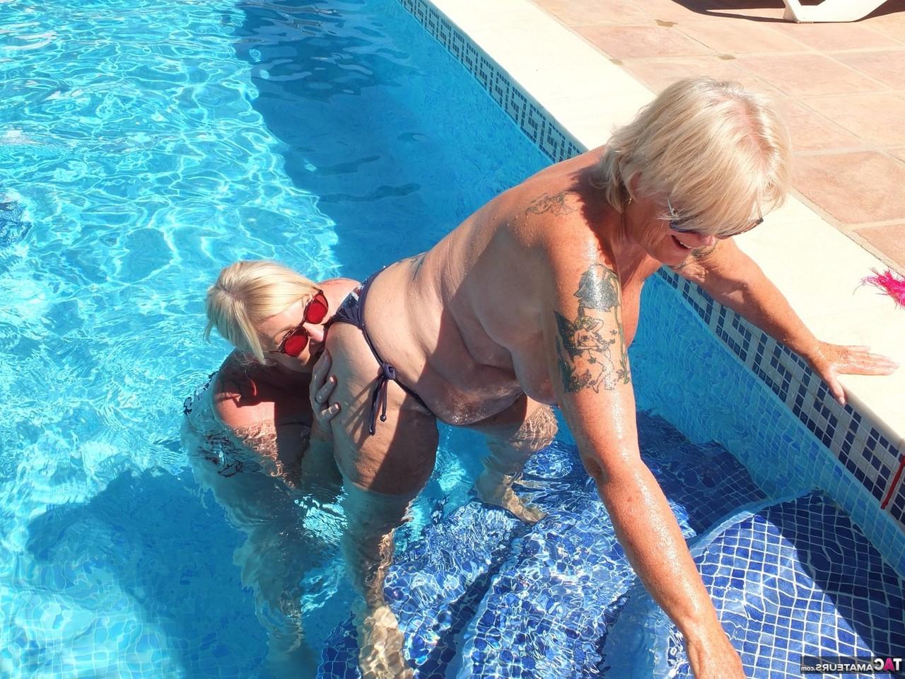 16P A lésbica loira mais velha Melody e sua namorada fazem sexo em uma piscina