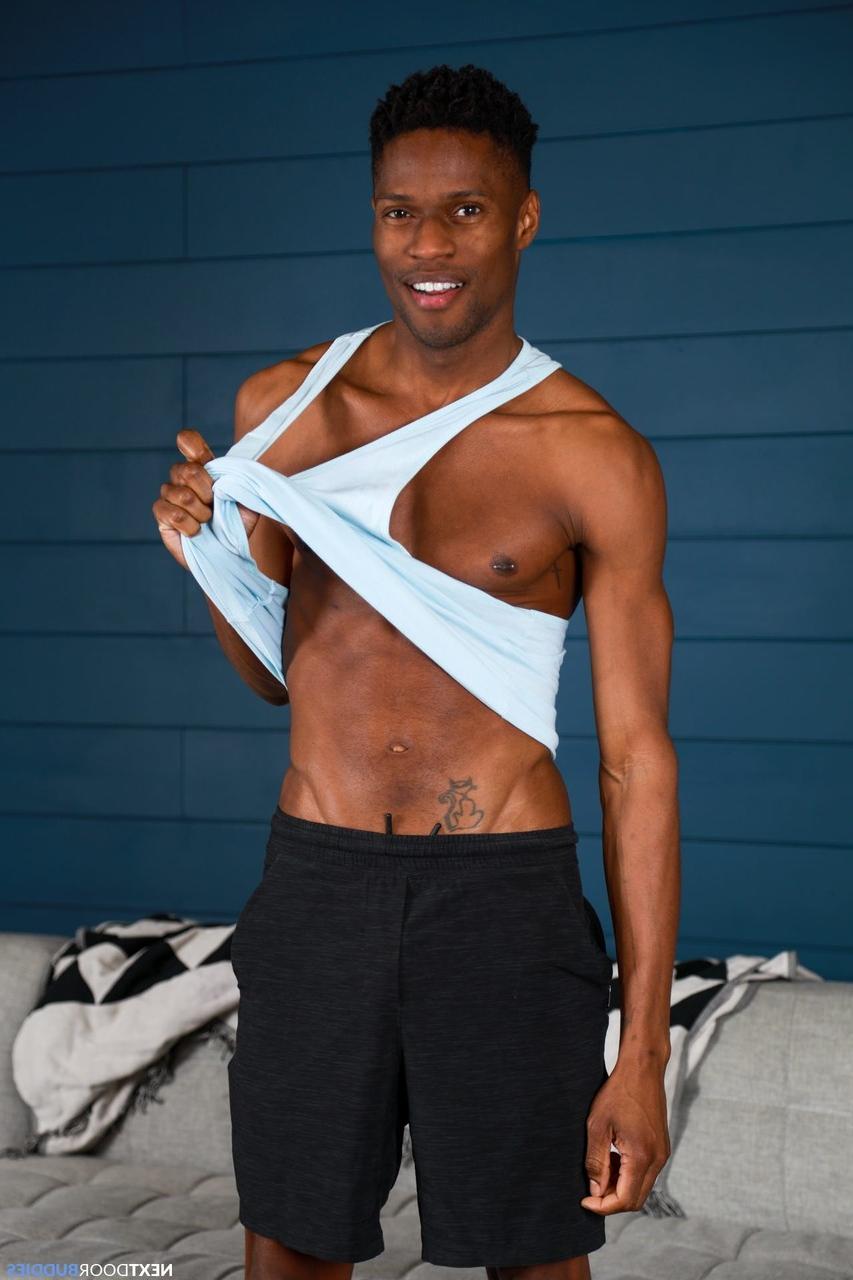 20P Les mecs Zeno Rey, Isaiah Taye et Trevor Brooks se lancent dans une action sexuelle gay anale IR