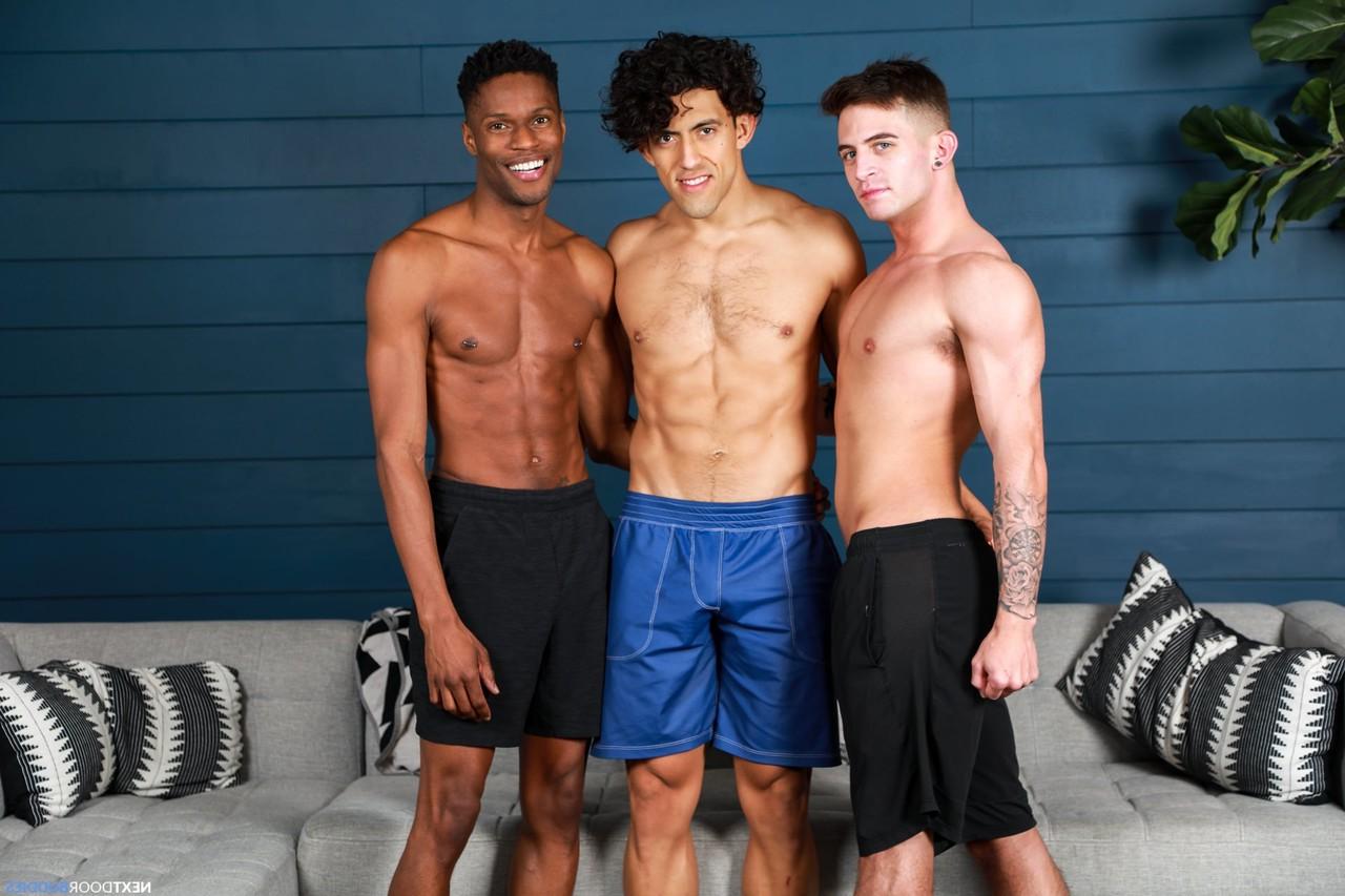 20P Les mecs Zeno Rey, Isaiah Taye et Trevor Brooks se lancent dans une action sexuelle gay anale IR