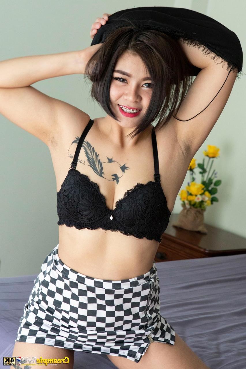 20P Laddawan, une jolie jeune thaïlandaise, se déshabille et montre son corps tatoué et son gros butin.
