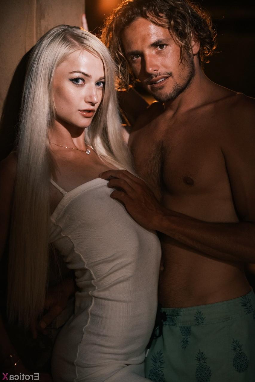 20P La sexy joven rubia Morgan Rain seduce a un chico de pelo largo y se la follan al aire libre