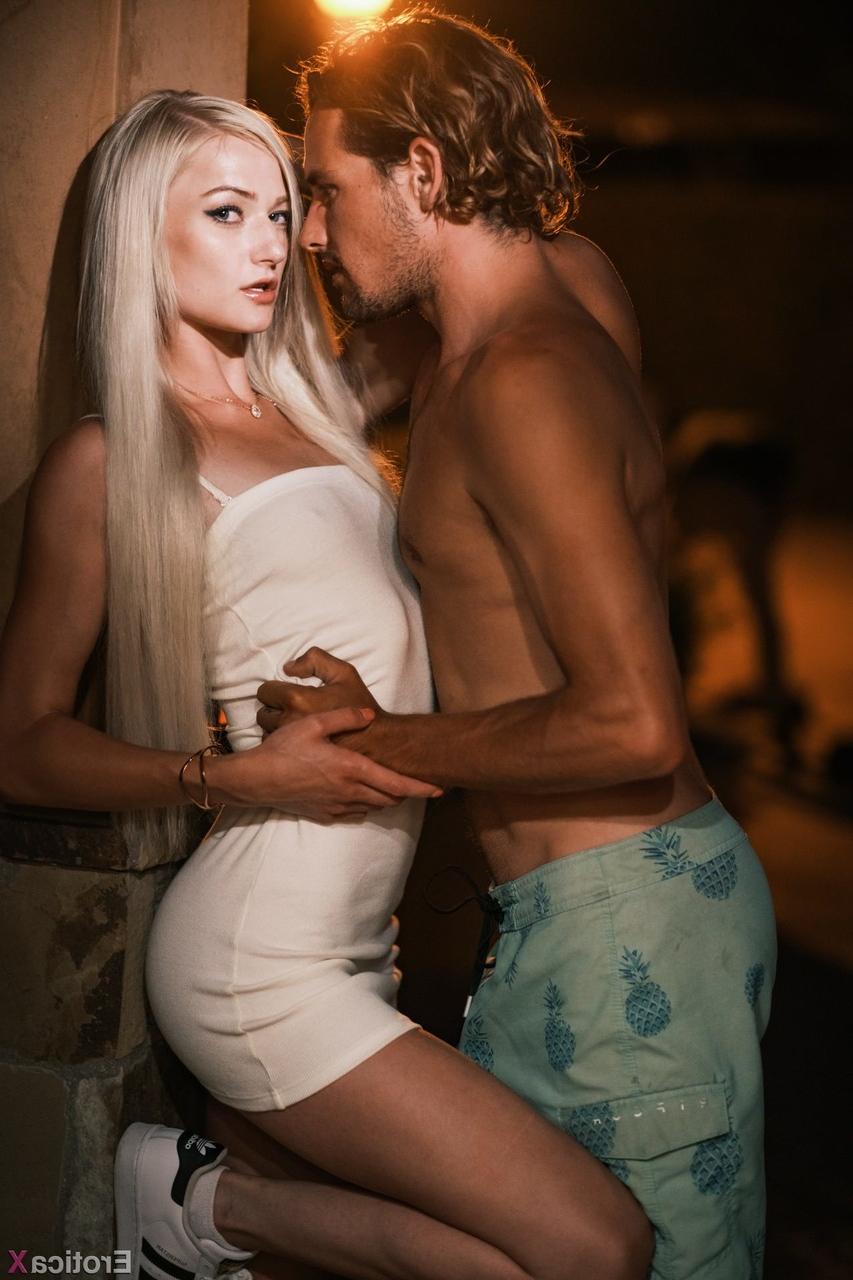 20P La sexy joven rubia Morgan Rain seduce a un chico de pelo largo y se la follan al aire libre